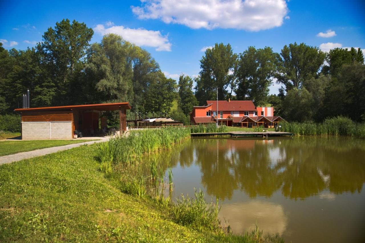 Penzion Amfík Bukovina Popovice  Bagian luar foto